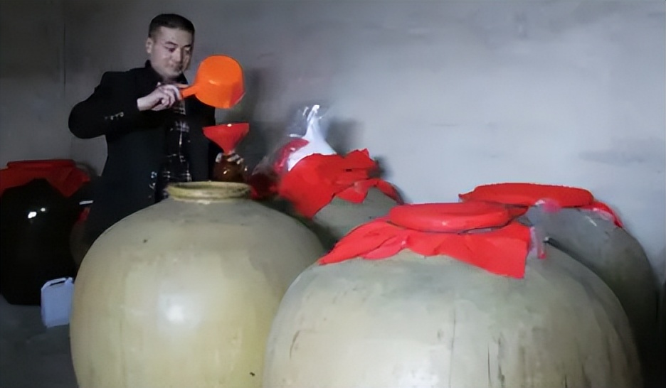 小伙子养猪年收入2000万,农村人靠养猪发家致富