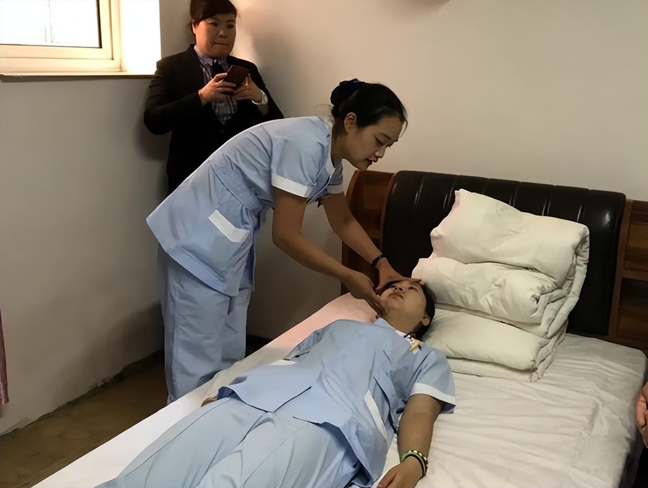 养老院护工自述：给人划等级，有儿子的不欺负，给红包会额外照顾