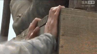 露裤衩引尼姑注意，猪脑导演画风独特！