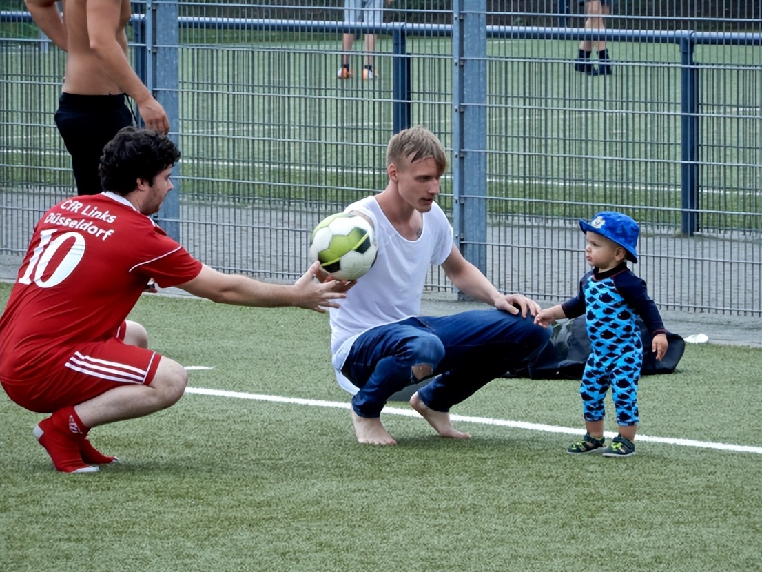 国外评价贵州村超足球,外网热议贵州村超