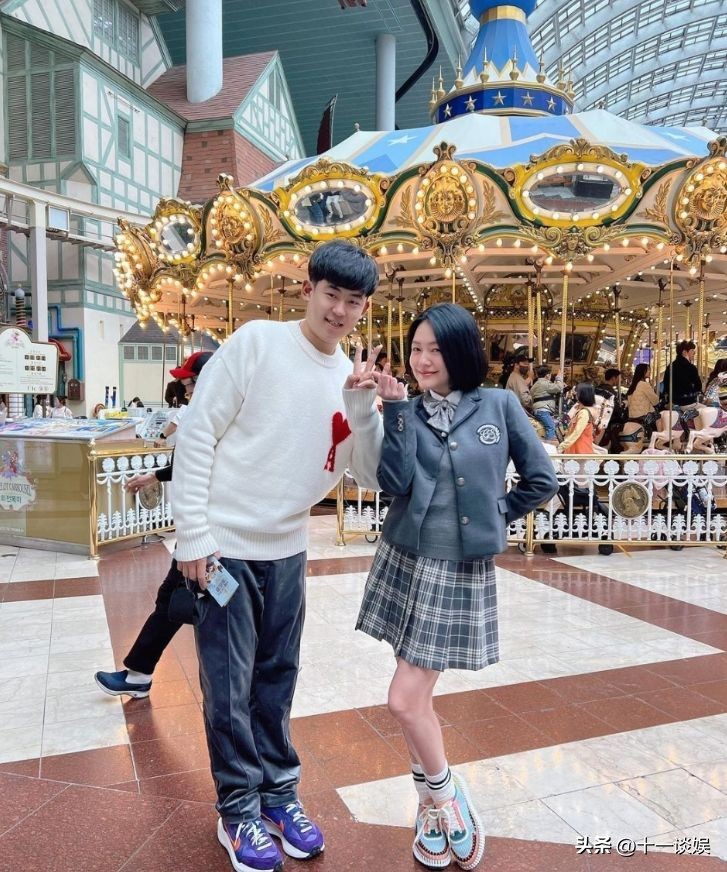 韩国街头偶遇小S，44岁穿高中校服坐旋转木马，被网友吐槽装嫩