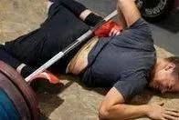 健身教练辅助女学员深蹲,辅助深蹲150kg女学员