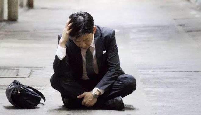 曾经身价过千万如今沦落街头,昔日的亿万富豪竟落魄到做代驾