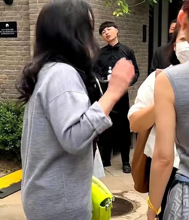 真实镜头下的章小蕙,章小蕙早期街头年轻照片