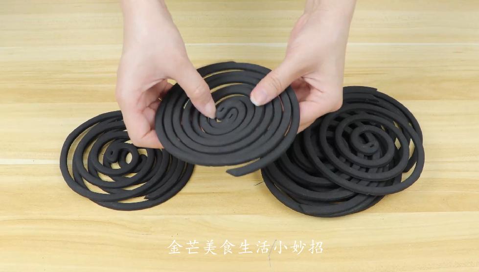 今天才发现，一条毛巾就能把蚊香完整分离，1秒一个，太实用了