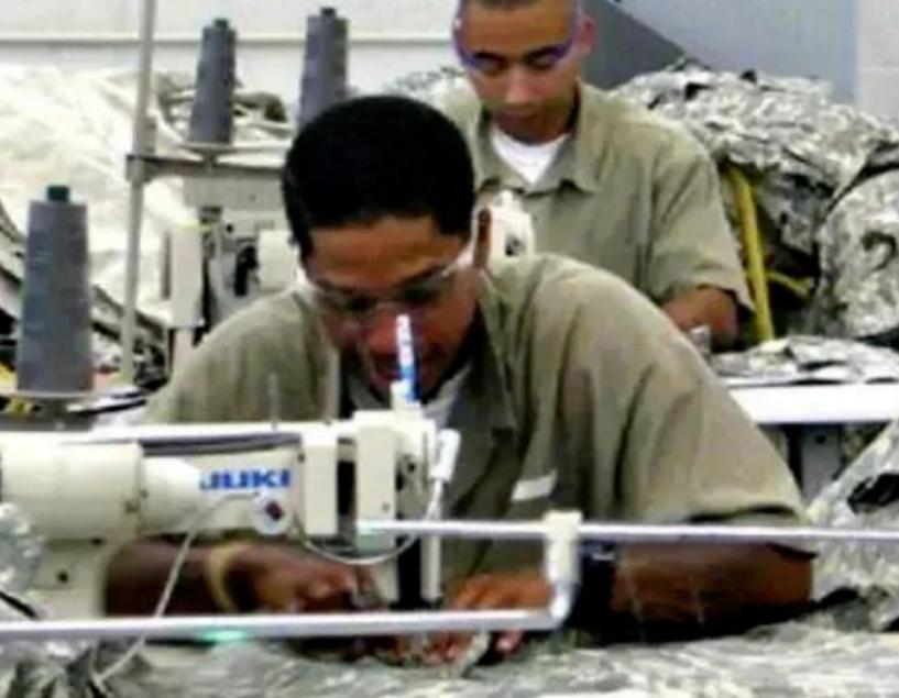 美国黑老大监狱“后宫”:女警投怀送抱,为他生5娃,每月收1.6万