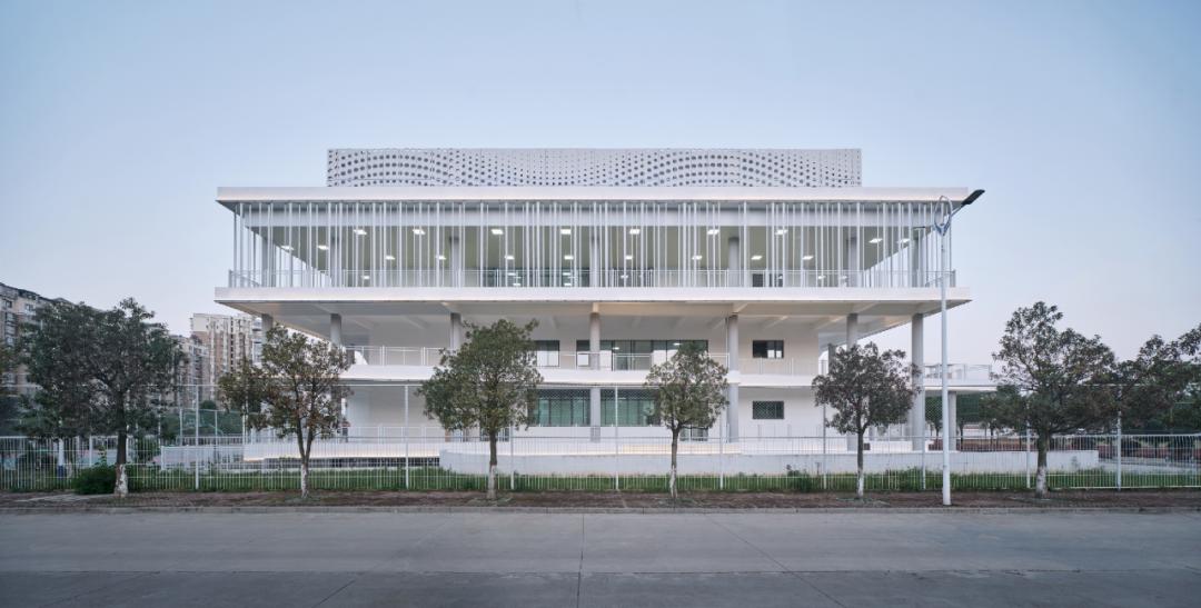 以靠建筑|交叠与转换:宜黄一中综合楼