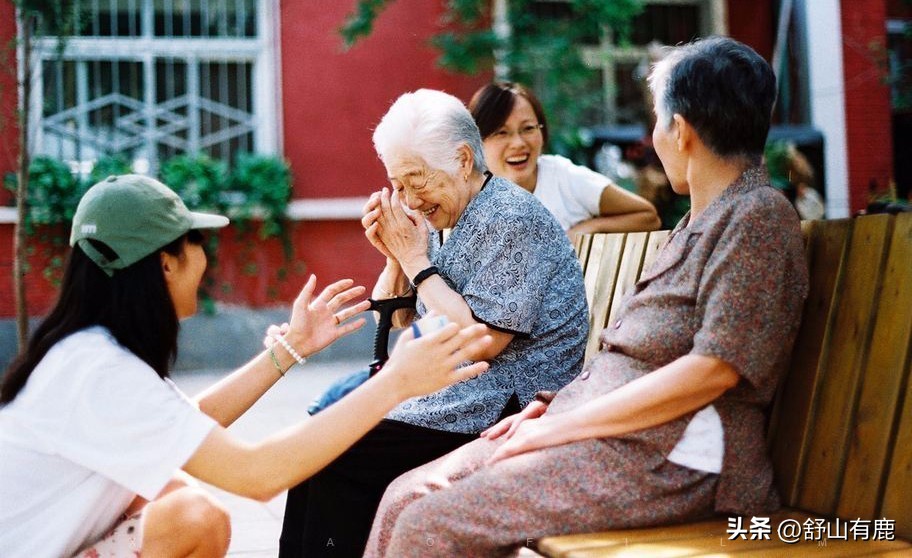 家庭中，跟父母亲人“关系不好”的人，有这几种共性