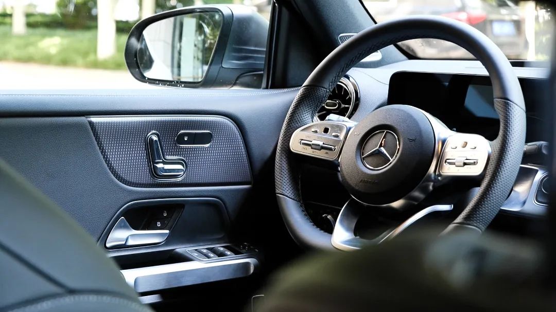 奔驰预测未来不如创造未来,面对风起云涌的时代