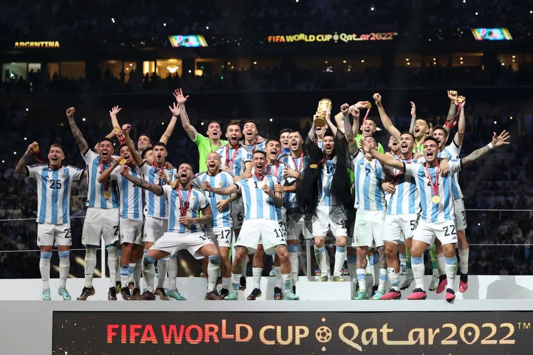 梅西与大力神杯擦肩而过,梅西背后的阿根廷
