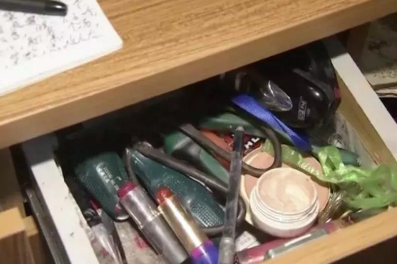 山东65岁拾荒大爷，每日扎小辫涂胭脂，无视他人嘲笑：我无愧于心