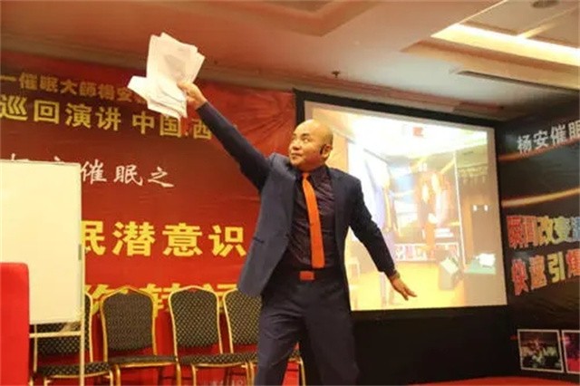 国产催眠大师1秒钟催眠主持人,国外催眠师街头3秒点穴催眠