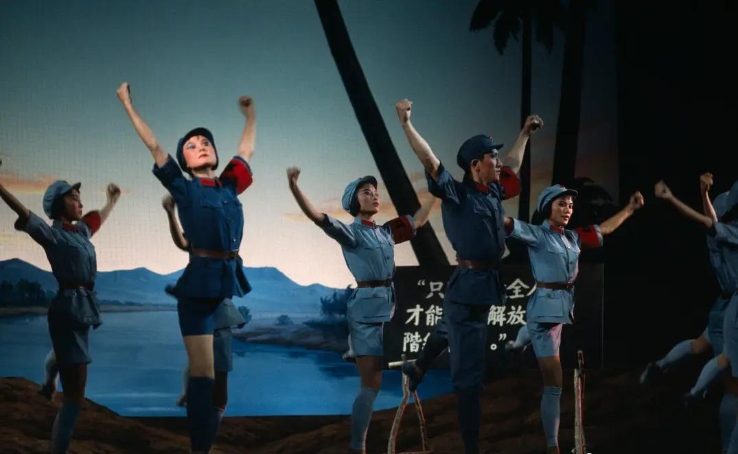 高清老照片：旗人格格大腿岔开豪放洗衣，地主三妻四妾不输女明星