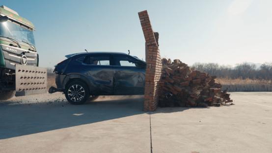 请注意这不是电影特效！影酷在非人道“虐车”下存活了！