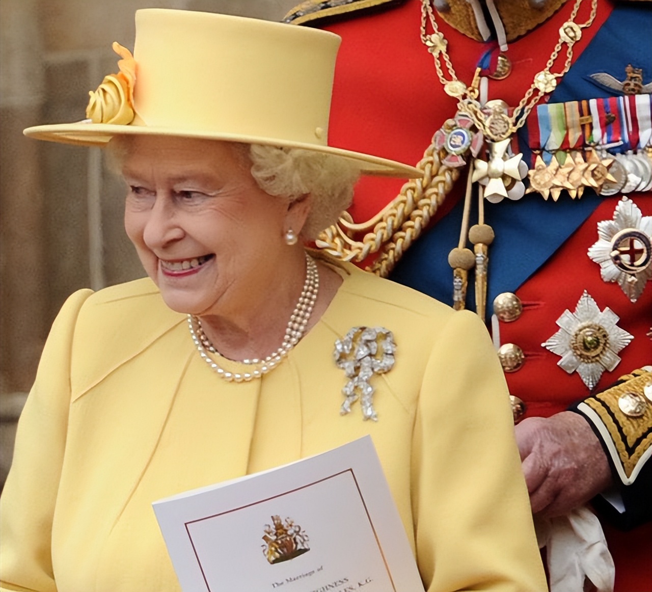 英国女王的珠宝都留给了谁,英国女王给凯特王妃留下的首饰
