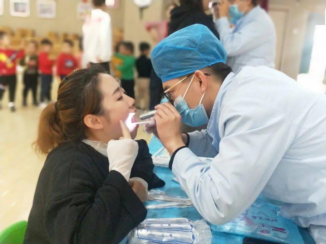 牙齿有了黑三角怎么办,牙齿间出现了黑三角怎么处理