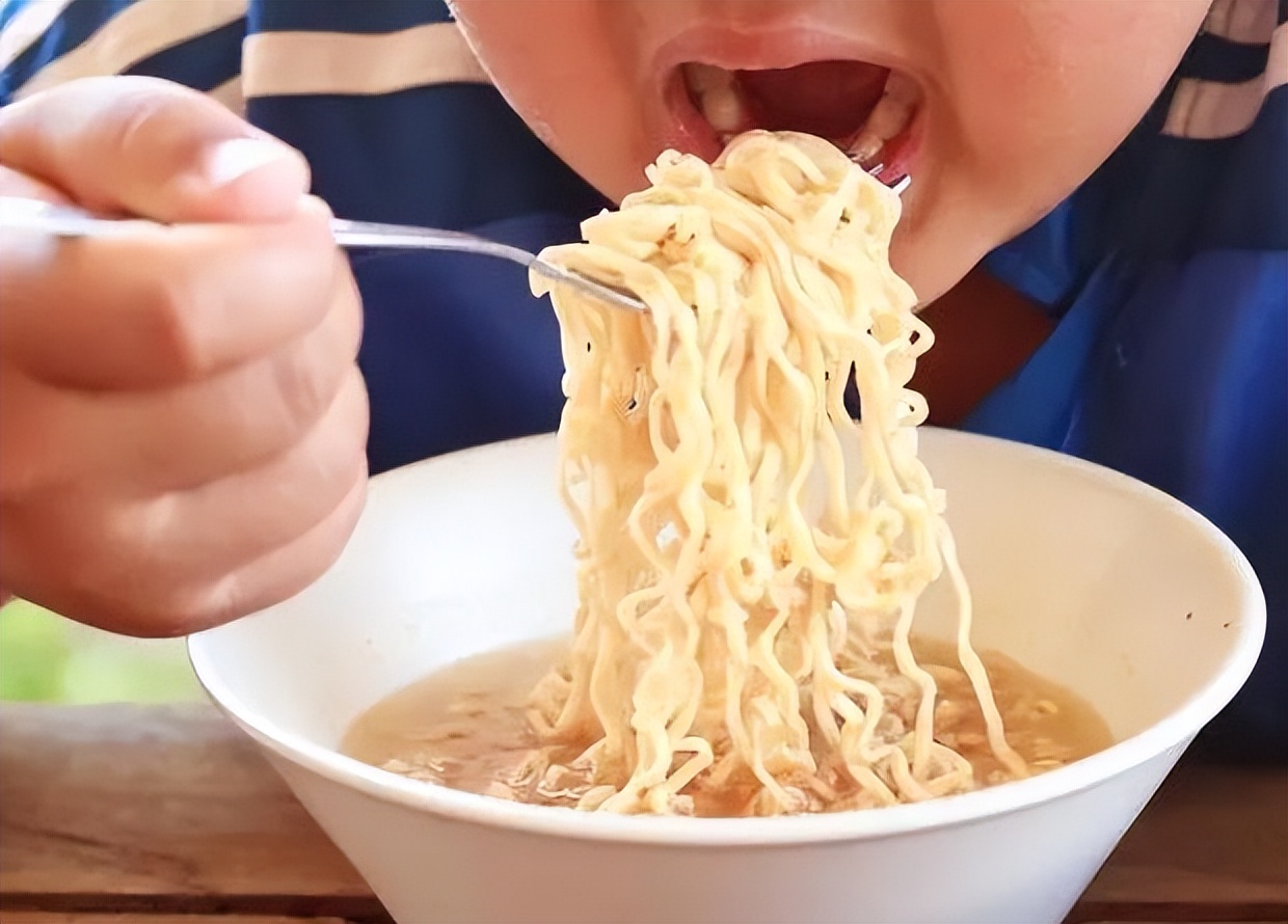 常吃方便面会怎么样快来看看,请问长期吃方便面对身体有好处吗