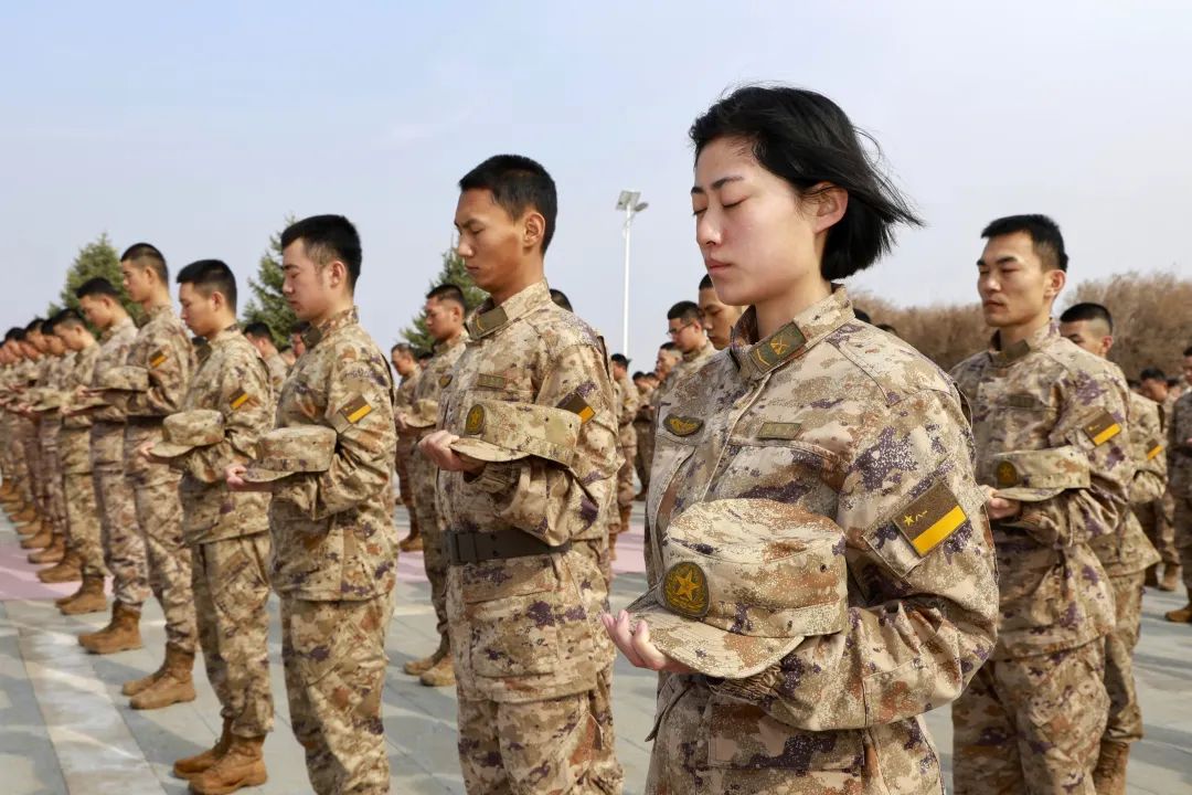 解放军清明缅怀红军先烈活动,清明祭奠革命先烈解放军鸣枪