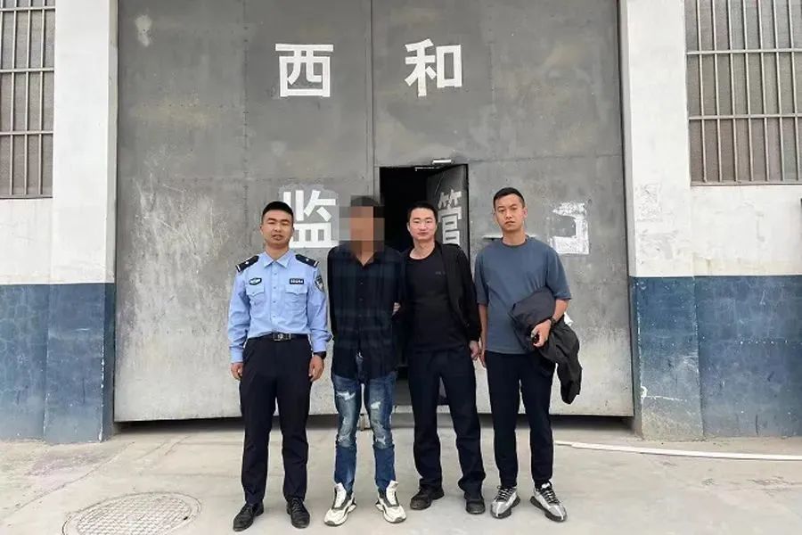 徽县公安交警开展“电影下乡”交通安全宣讲活动【三分钟警事速览】