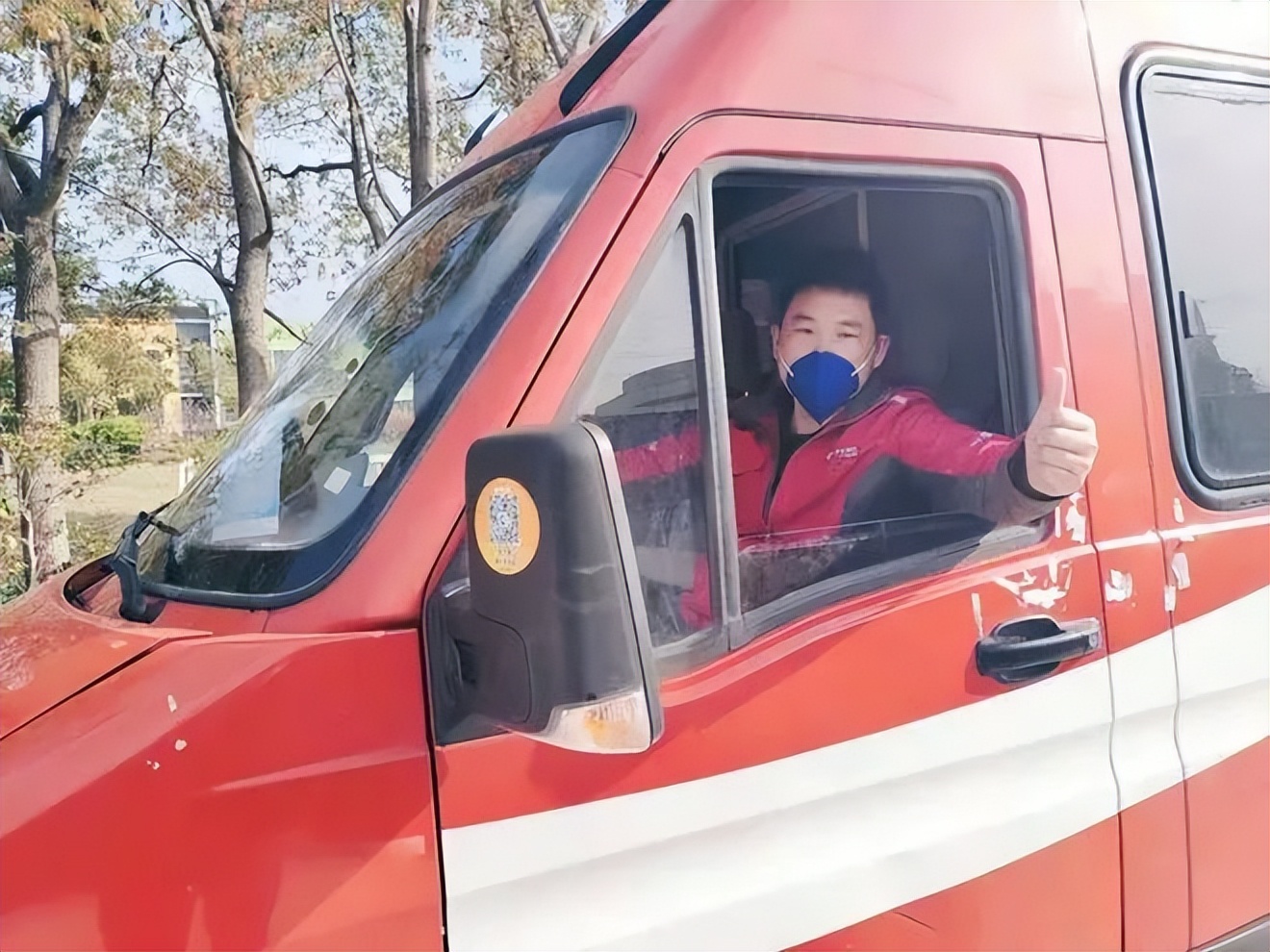 京东3246名快递小哥援沪,援沪快递小哥深夜拿着行李