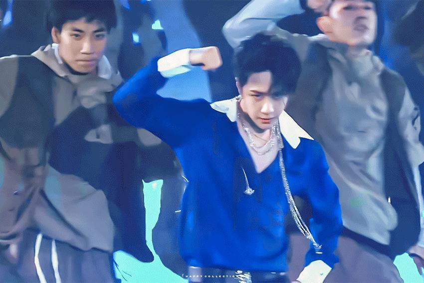 王一博回眸杀蓝湛,王一博跳舞杀马特