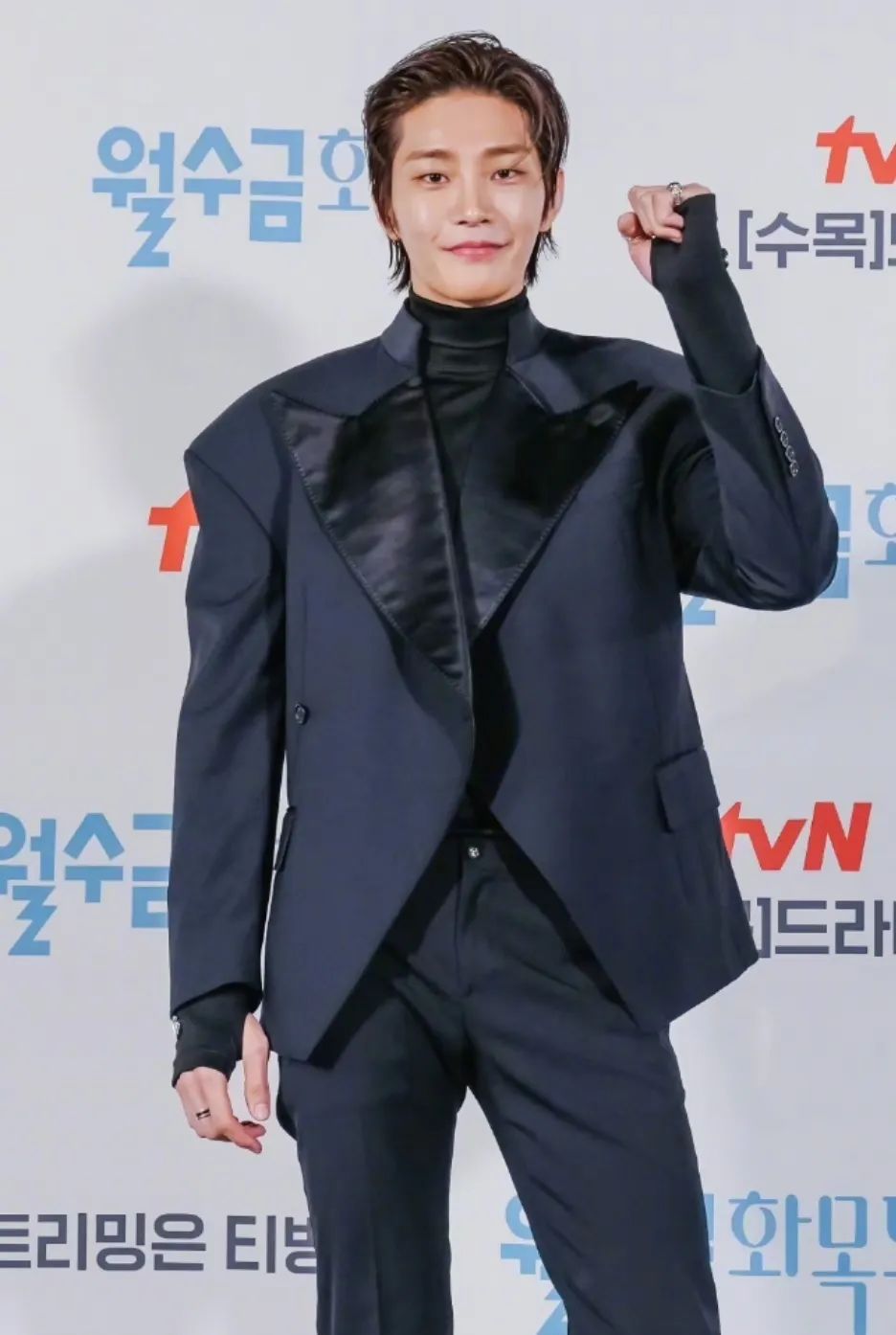 现在流行宽肩,韩国流行宽肩