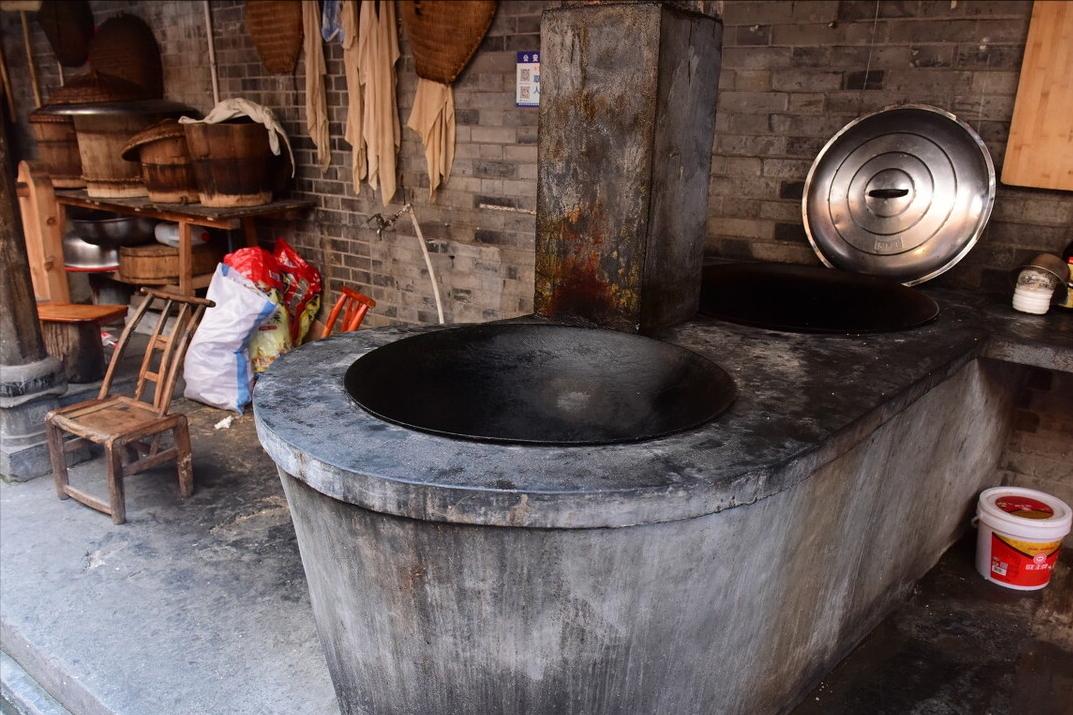 熟铁需要开锅还是生铁要开锅,铁锅分铸铁和生铁么