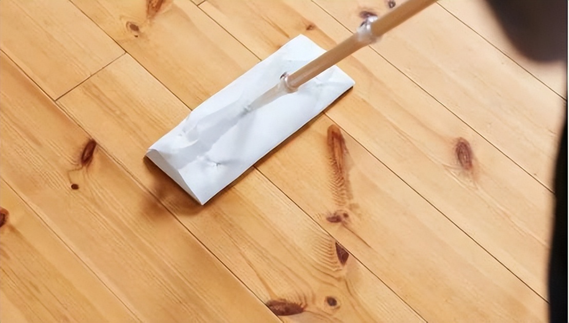 复合地板怎么拖才能没有水印,地板有水印怎么拖干净妙招