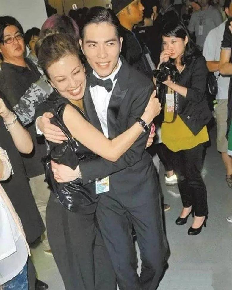 年龄小的嫁给年龄大明星,女人娶大明星要三思