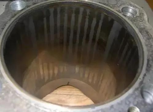 发动机轻微拉缸有什么补救办法,什么情况才导致发动机拉缸