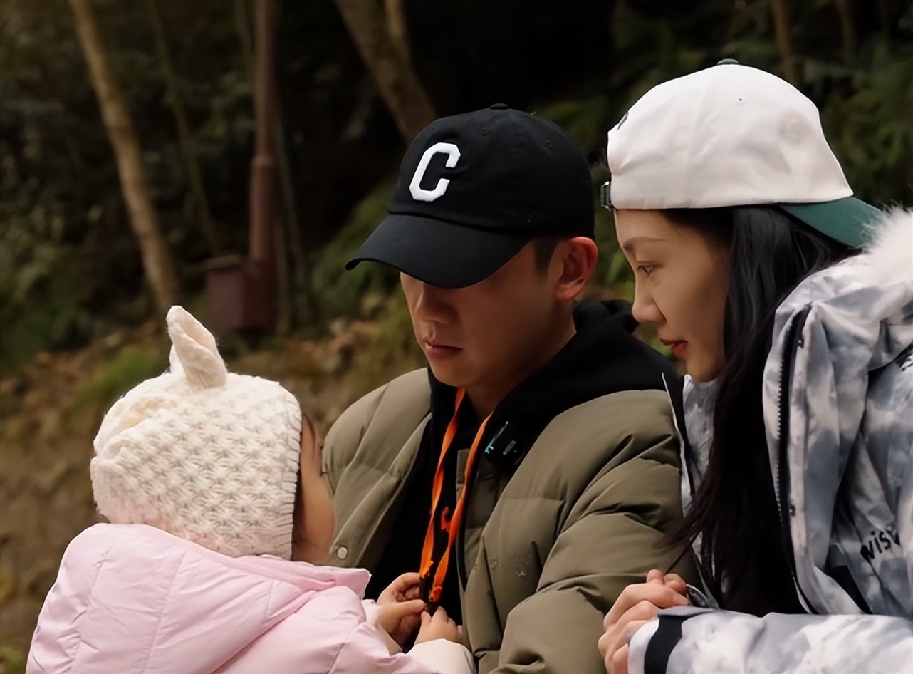 郑恺携妻女回家看父母,郑恺带女儿去跑男