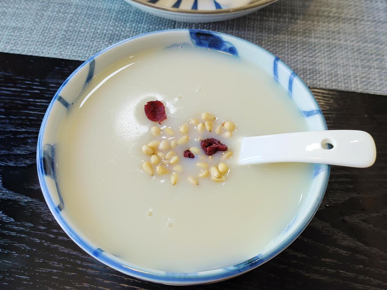 老两口晒出早餐，低调“奢华”又养生，网友感叹：退休金多少