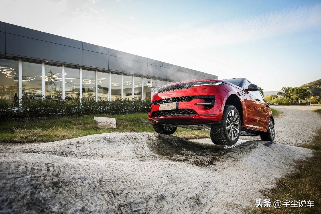 全新一代路虎揽胜运动版红色,一抹惊艳的中国红