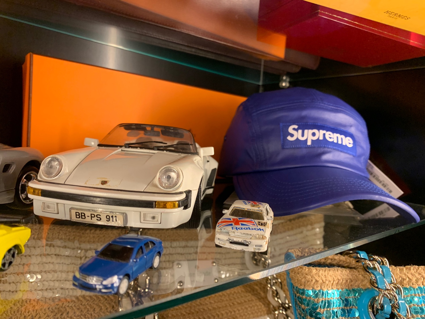 枝头上的孔雀幼鸟右侧双门