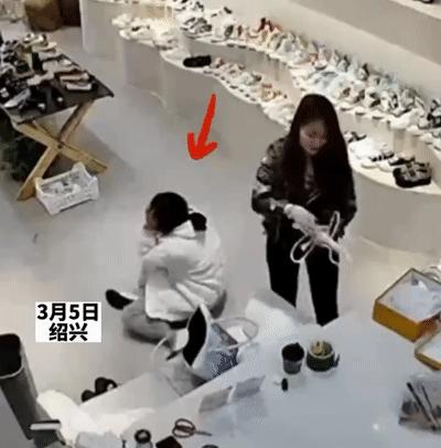 “28岁女儿下跪”事件:那双没买的200元鞋子,到底打了谁的脸?