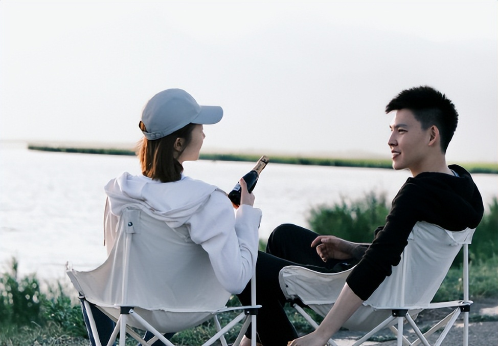 央视主持人王嘉宁官宣结婚，被誉为“董卿接班人”，老公身份曝光