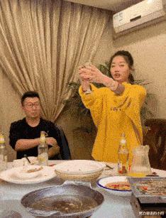 女生上学和出去玩的区别,女生在上课穿校服