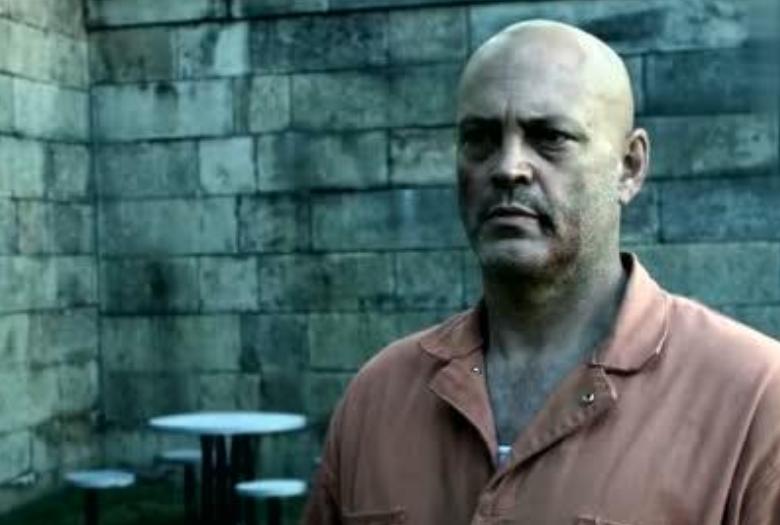 美国黑老大监狱“后宫”:女警投怀送抱,为他生5娃,每月收1.6万