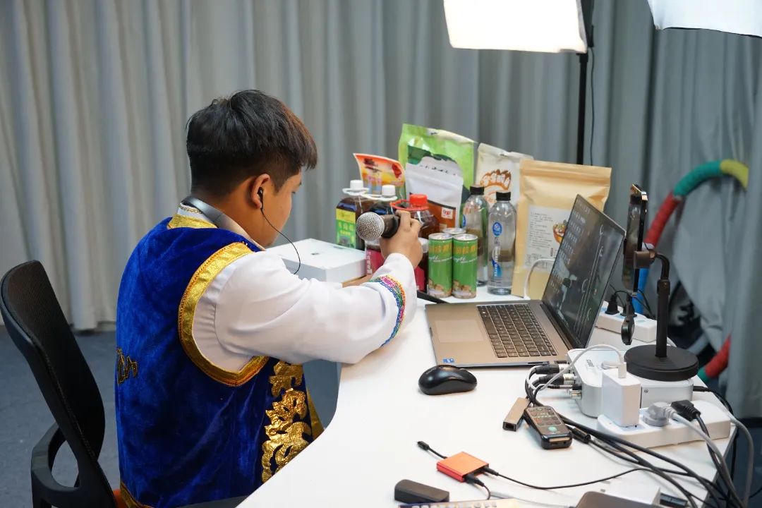 小黑带你看世界的直播间,小黑在直播间