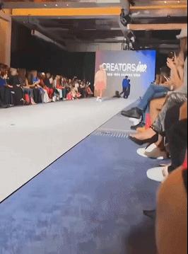 “老婆出差在宾馆给我发照片，桌子上那个是胶水吗？”哈哈哈哈