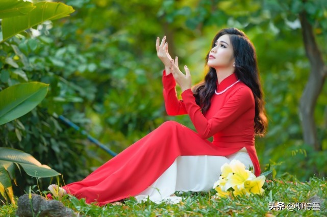 阿姨公园拍照怎么拍出高级感,中年妇女拍照怎么拍出高级感