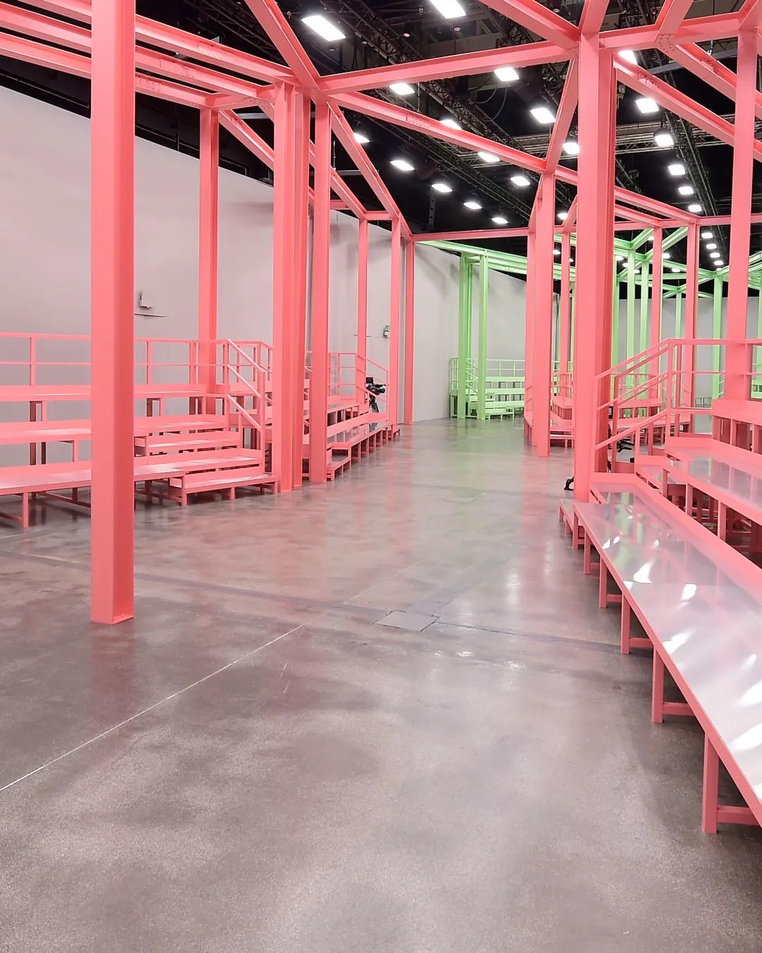 米兰时装周入选前十唯一华人,米兰时装周第一排坐的谁