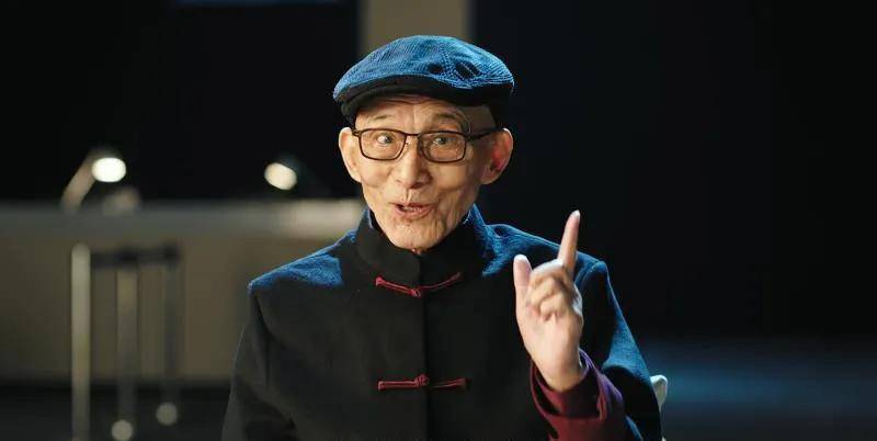 90岁游本昌说奖杯是负担,90岁游本昌获终身成就奖现场