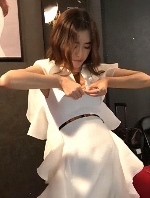 显摆、不穿、还露背,这些女明星服饰真的很宽松吗?