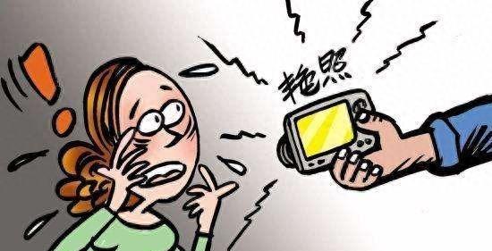 一名男子因*拍偷**前女友被强奸的不雅视频而入狱