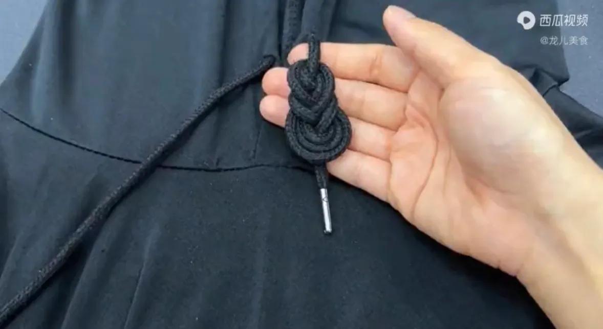 超流行的卫衣绳打结方法,卫衣绳子花样打结法