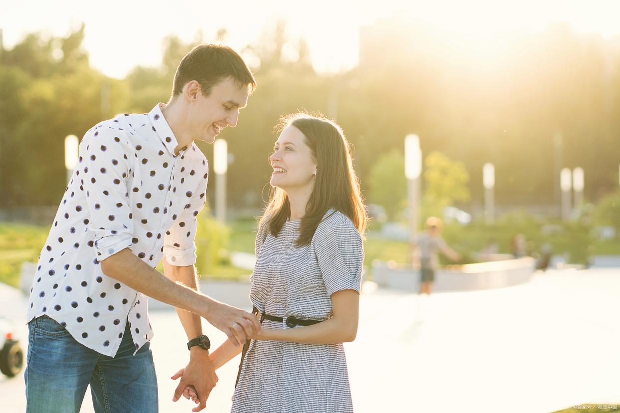 男人爱上一个人的肢体动作,男人深爱你的迹象