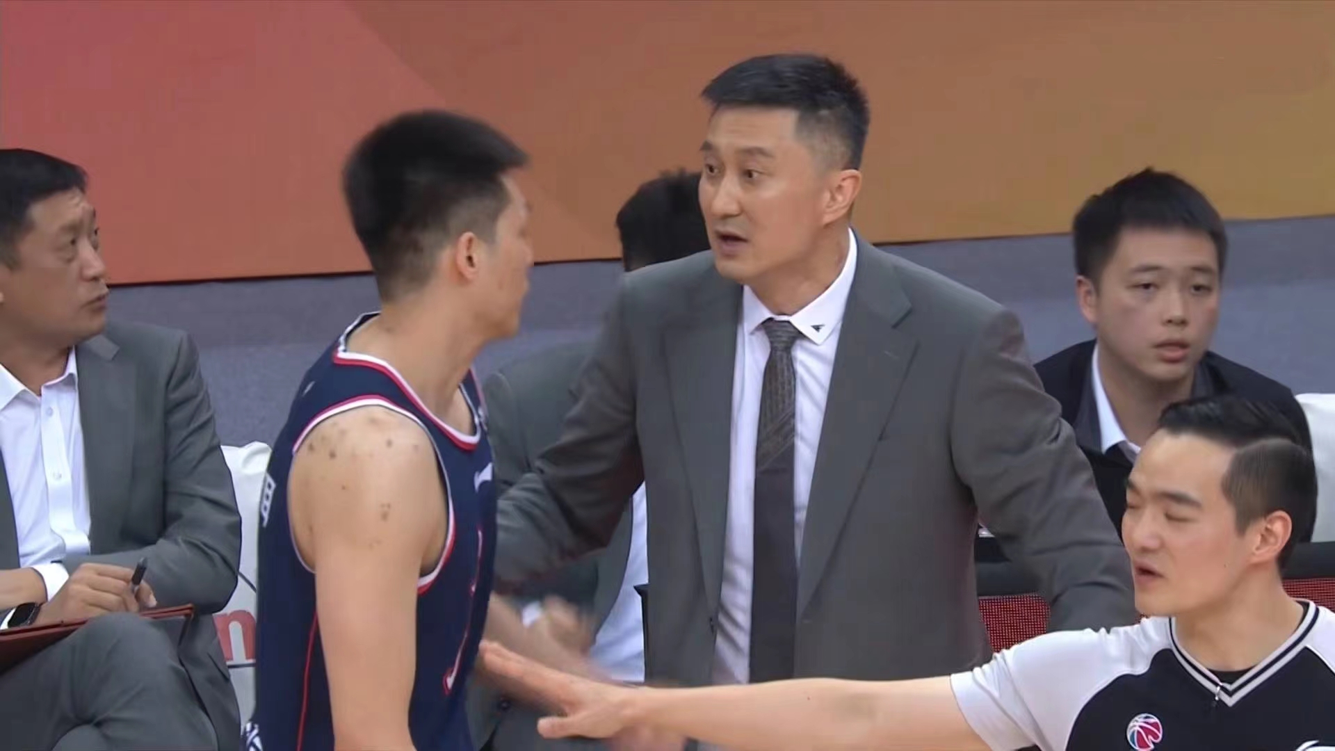 广东宏远胡明轩关键三分,宏远16分逆转江苏胡明轩