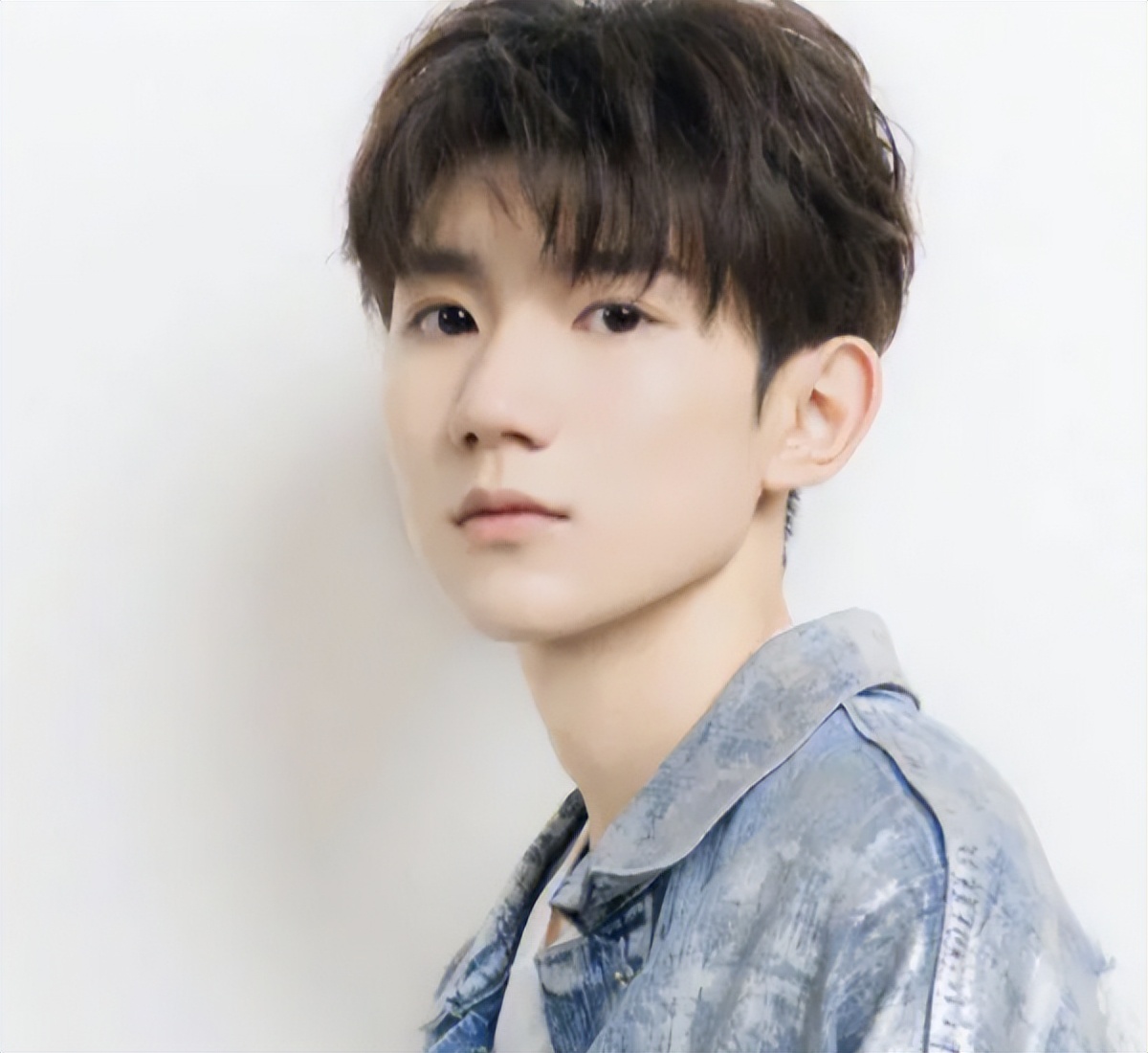 王源婚纱事件评论区逆天发言,为什么穿婚纱去看王源的演唱会