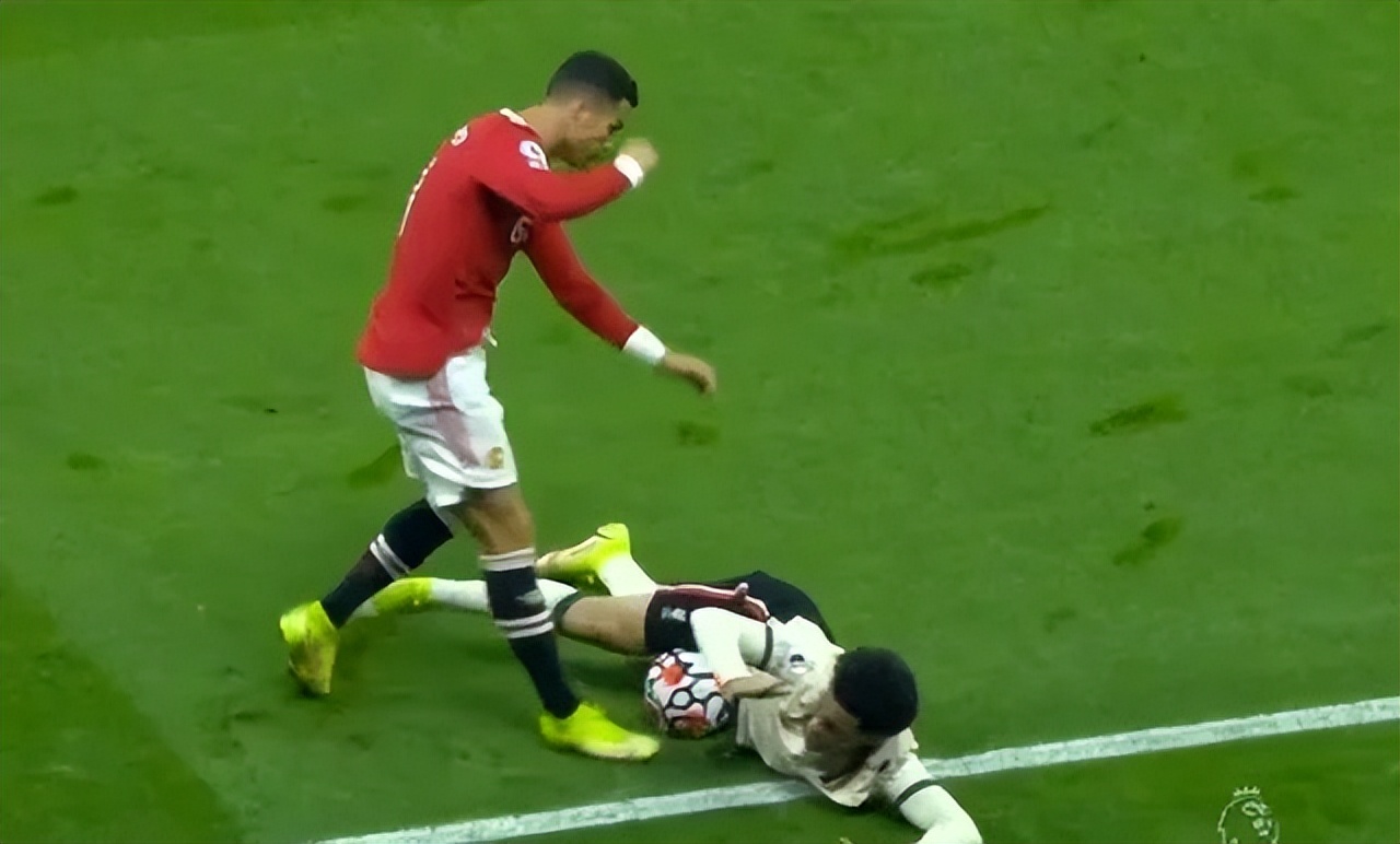 不可阻挡c罗30大献技时刻,c罗替补登场独自一人离场